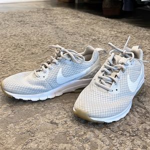 NIKE TENNIS SHOES SIZE 7